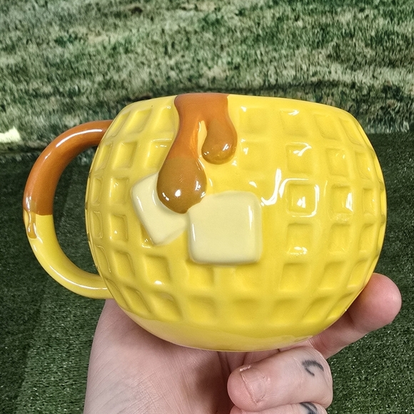 Stranger Things Core Home Round Embossed Waffle 18fl.oz Mug NEW! - Picture 7 of 11